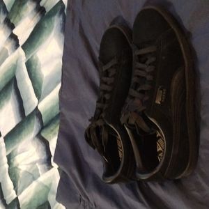 Bla suede Pumas size 13' get them while they're hot.